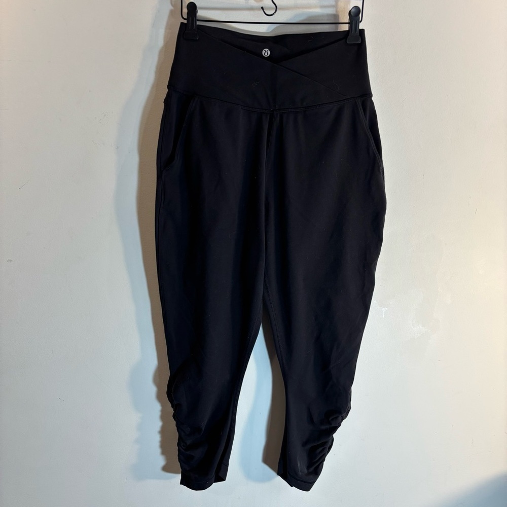 LULULEMON Sz 6 (estimated) Cropped Criss Cross Cropped Leggings Ruched Hemline